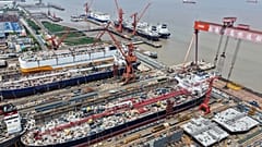 Ein Blick auf im Bau befindliche Schiffe in der Shanghai-Werft in Shanghai, China, Sonntag, 20. April 2025.
