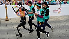 Bir robot, 19 Nisan 2025 Cumartesi günü Pekin'de düzenlenen İnsansı Robot Yarı Maratonu sırasında dünyanın ilk robot yarı maratonu olarak lanse edilen yarışa katılıyor. 