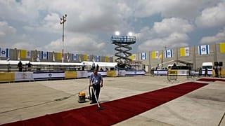 Un employé de l'aéroport israélien nettoie le tapis rouge à la veille de l'arrivée du pape Benoît XVI à l'aéroport Ben Gourion près de Tel Aviv, en Israël, le 10 mai 2009