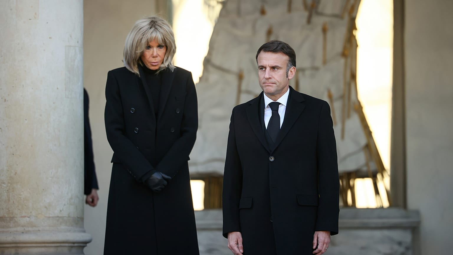 Emmanuel Macron e a sua mulher Brigitte observaram um minuto de silêncio na segunda-feira, 23 de dezembro de 2024, no Palácio do Eliseu.