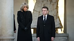 Emmanuel Macron e a sua mulher Brigitte observaram um minuto de silêncio na segunda-feira, 23 de dezembro de 2024, no Palácio do Eliseu.