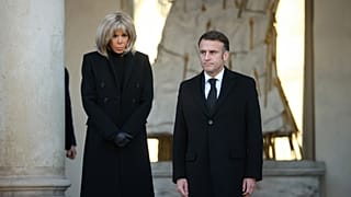 Emmanuel Macron e a sua mulher Brigitte observaram um minuto de silêncio na segunda-feira, 23 de dezembro de 2024, no Palácio do Eliseu.