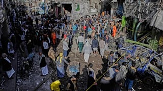 Iemenitas aglomeram-se no mercado de Farwah que, segundo os Houthis, foi atingido por ataques aéreos dos EUA em Sanaa, 21 de abril de 2025