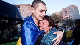 Ihor Lohvynchuk, un soldado ucraniano, abraza a su madre, Natalia Lohvynchuk, tras regresar del cautiverio en un intercambio de prisioneros de guerra