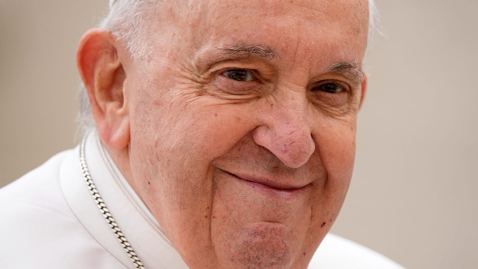 Papież Franciszek uśmiecha się na zakończenie cotygodniowej audiencji generalnej na Placu Świętego Piotra w Watykanie, 8 marca 2023 r.