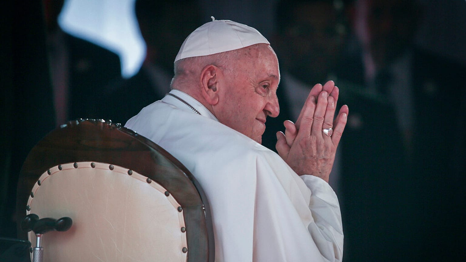 Papst Franziskus gestikuliert bei einem interreligiösen Treffen mit Religionsführern in der Istiqlal-Moschee in Jakarta, Donnerstag, 5. September 2024.