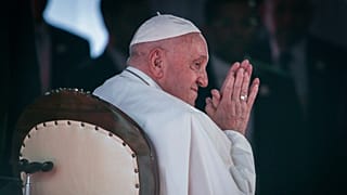 Papst Franziskus gestikuliert bei einem interreligiösen Treffen mit Religionsführern in der Istiqlal-Moschee in Jakarta, Donnerstag, 5. September 2024.