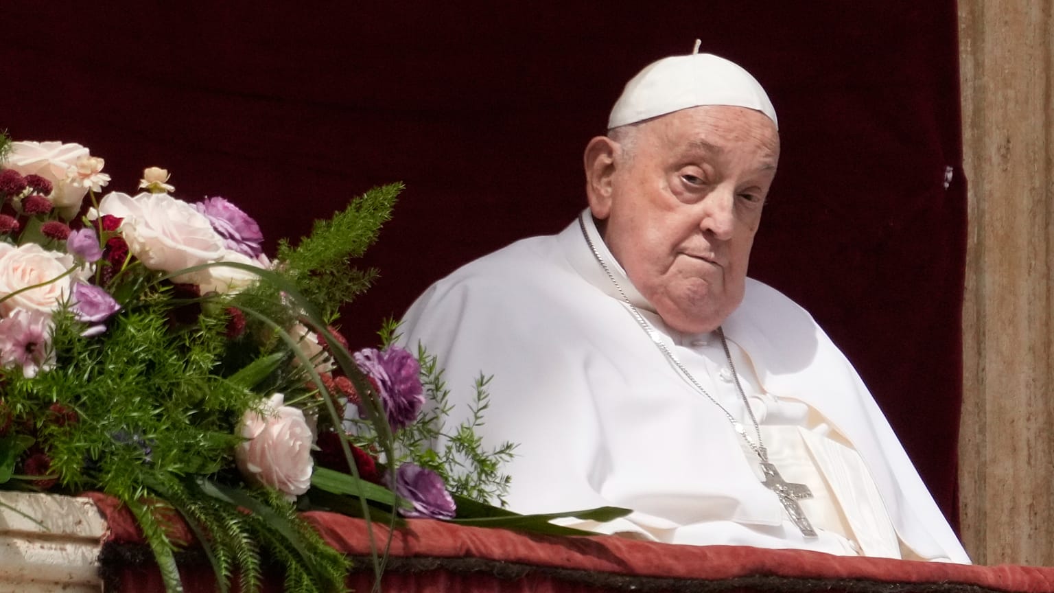 Papież Franciszek pojawia się na centralnej loży Bazyliki Świętego Piotra, aby udzielić błogosławieństwa Urbi et Orbi na zakończenie mszy wielkanocnej, 20 kwietnia 2025 r.