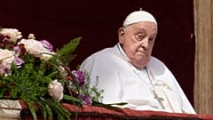 Papież Franciszek pojawia się na centralnej loży Bazyliki Świętego Piotra, aby udzielić błogosławieństwa Urbi et Orbi na zakończenie mszy wielkanocnej, 20 kwietnia 2025 r.