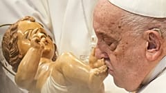 FOTO DE ARQUIVO - O Papa Francisco beija uma estatueta de madeira do Menino Jesus no final de uma missa na Basílica de São Pedro no Vaticano no Dia de Ano Novo, quarta-feira, 1 de janeiro de 2025.