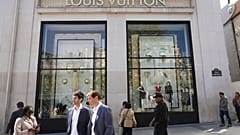 Menschen gehen am Louis Vuitton Flagship Store vorbei, 9. April 2025, Paris