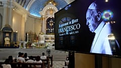 Uma imagem do falecido Papa Francisco é mostrada enquanto os devotos rezam numa igreja na cidade de Quezon, Filipinas, segunda-feira, 21 de abril de 2025.