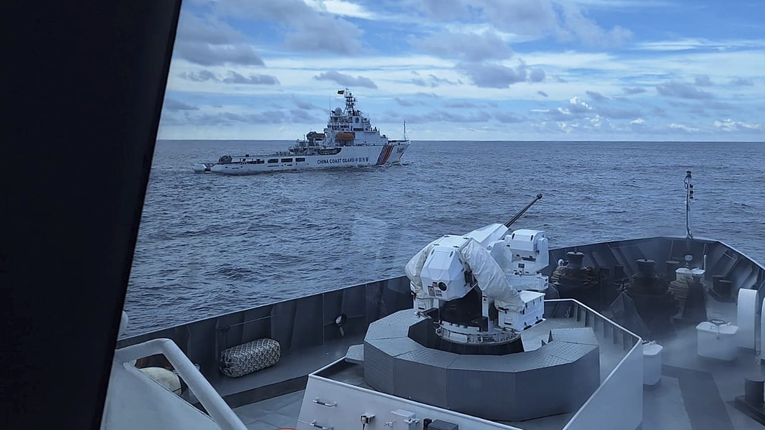 Ein Schiff der indonesischen Küstenwache schattet ein Schiff der chinesischen Küstenwache in den Gewässern von Nord-Natuna ab, 25. Oktober 2024.