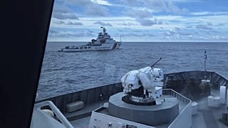 Ein Schiff der indonesischen Küstenwache schattet ein Schiff der chinesischen Küstenwache in den Gewässern von Nord-Natuna ab, 25. Oktober 2024.