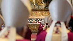 O Papa Francisco celebra uma missa pela alma de Bento XVI e pelos bispos falecidos, na Basílica de São Pedro, no Vaticano, sexta-feira, 3 de novembro de 2023.