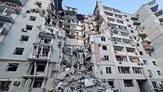 Um edifício é visto fortemente danificado por um ataque russo em Kherson, 20 de fevereiro de 2025