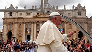 Papst Franziskus wird durch die Menge gefahren, nachdem er eine feierliche Zeremonie auf dem Petersplatz im Vatikan geleitet hat, Sonntag, 27. April 2014.