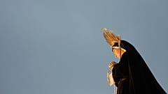 Uma estátua da Virgem da Solidão é carregada por devotos, em comemoração à morte de Jesus Cristo no Calvário, durante uma procissão da Semana Santa em Antigua, Guatemala, a 19 de abril de 2025