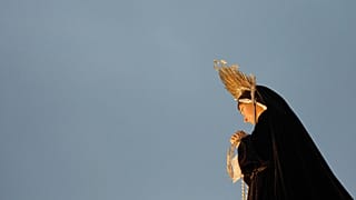 Uma estátua da Virgem da Solidão é carregada por devotos, em comemoração à morte de Jesus Cristo no Calvário, durante uma procissão da Semana Santa em Antigua, Guatemala, a 19 de abril de 2025