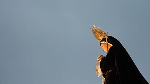 A statue of the Virgin of Solitude is carried by devotees, commemorating the death of Jesus Christ at Calvary, during a Holy Week procession in Antigua, Guatemala, 19.04.2025