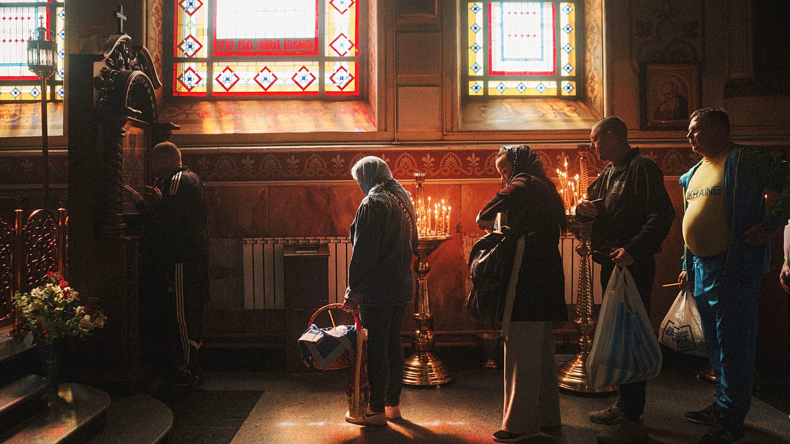 Les gens font la queue pour embrasser une icône lors de la célébration de Pâques orthodoxe à l'église inférieure de la Croix de l'Église orthodoxe ukrainienne à Kharkiv, en Ukraine, le 20 avril 2025