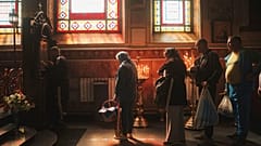 Pessoas fazem fila para beijar um ícone durante a celebração da Páscoa Ortodoxa na Igreja Inferior da Cruz da Igreja Ortodoxa Ucraniana em Kharkiv, Ucrânia, em 20.04.2025