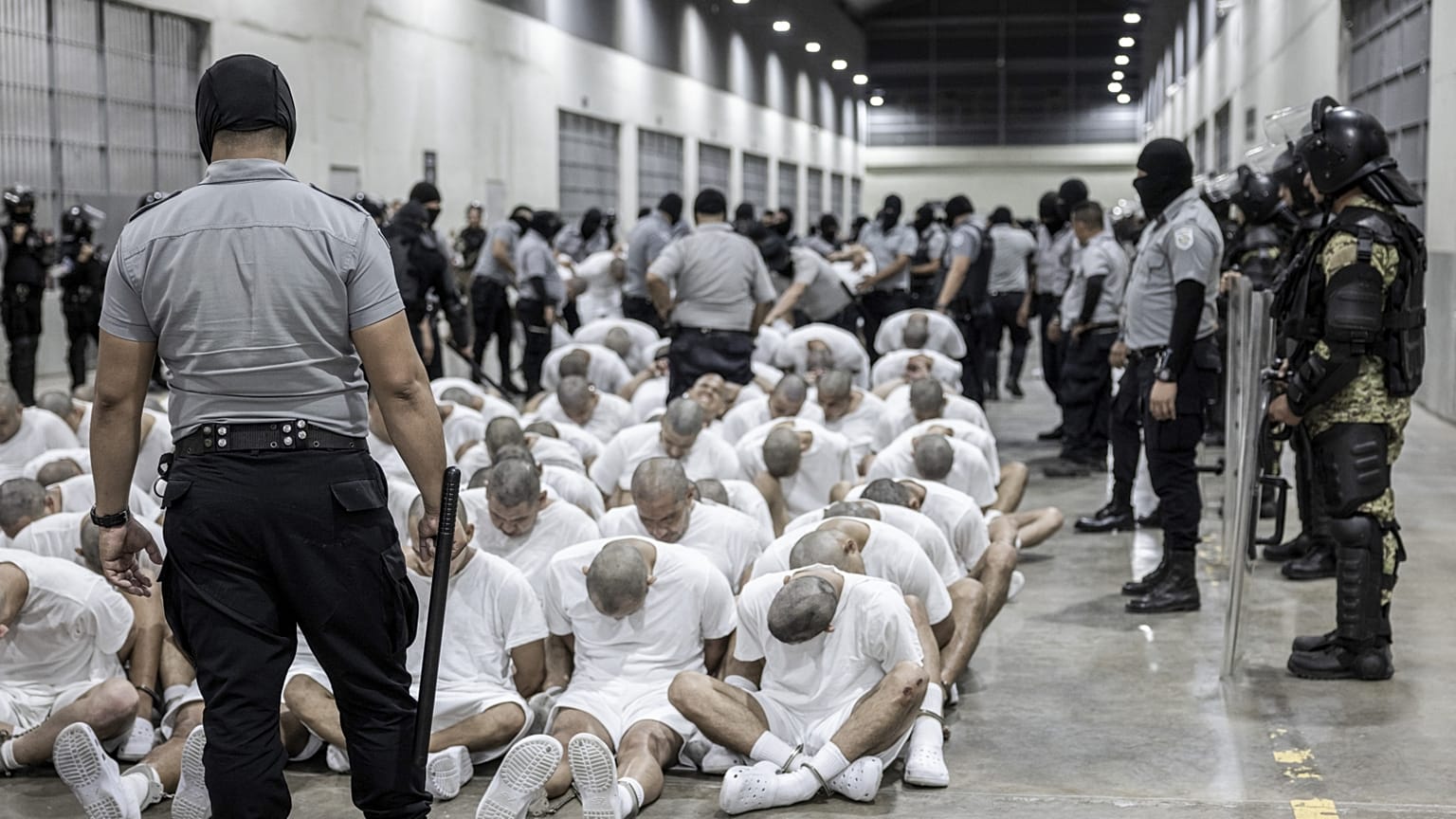 Deportált venezuelai bandatagok a salvadori Tecoluca börtnében