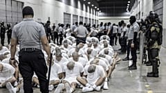 Deportált venezuelai bandatagok a salvadori Tecoluca börtnében