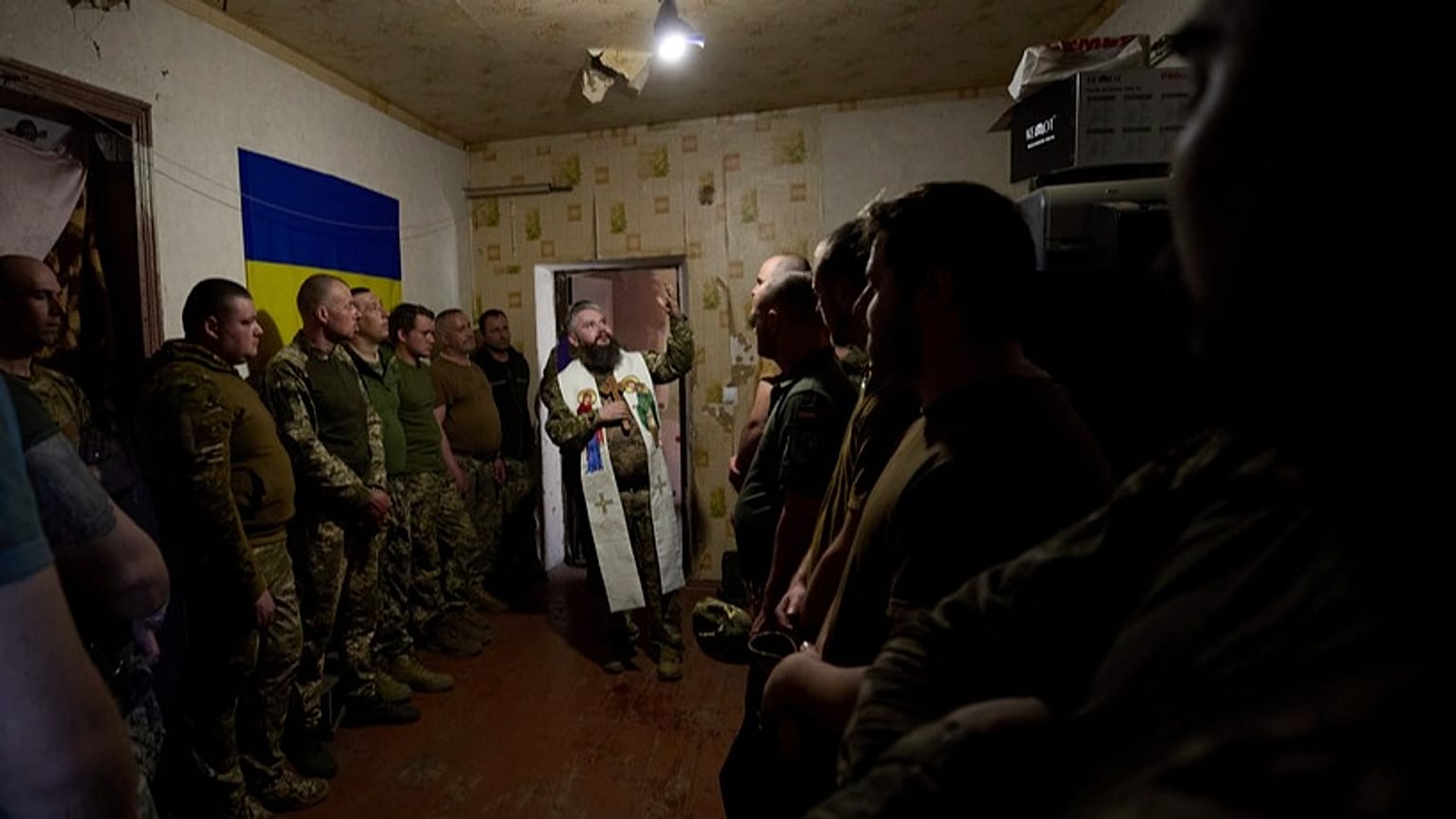 En esta foto proporcionada por el servicio de prensa de la 93ª Brigada Mecanizada Separada Kholodnyi Yar de Ucrania, militares ucranianos asisten a un servicio de Pascua.
