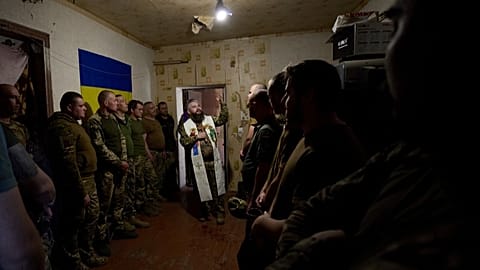 En esta foto proporcionada por el servicio de prensa de la 93ª Brigada Mecanizada Separada Kholodnyi Yar de Ucrania, militares ucranianos asisten a un servicio de Pascua.