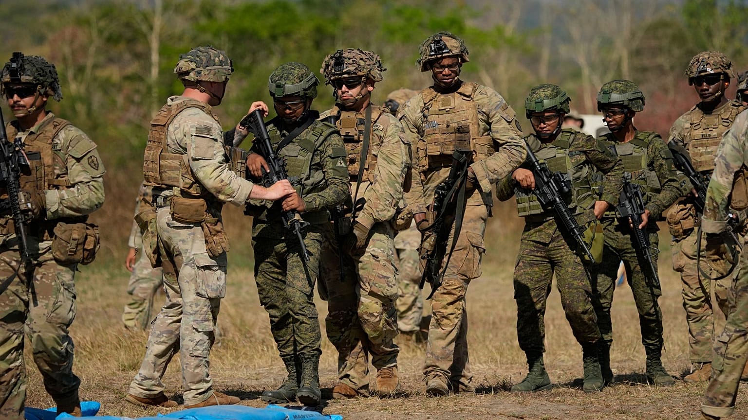 DATEI - Philippinische und US-amerikanische Soldaten nehmen am 31. März 2025 an einer gemeinsamen militärischen Übung namens Salaknib in Fort Magsaysay, Provinz Nueva Ecija, im Norden der Philippinen, teil.