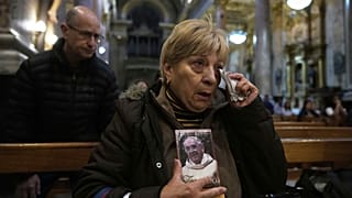 مواطنة أرجنتينية خلال قداس أُقيم في بازيليك سان خوسيه دي فلوريس، الكنيسة التي اعتاد الصلاة فيها في شبابه