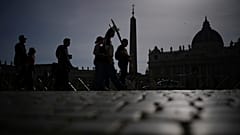 Gyászoló hívők kereszttel a Szent Péter téren - Vatikán, 2025. április 21.