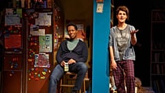 Η Νία Βαρντάλος στο 'Tiny Beautiful Things' στο The Public Theater, Νέα Υόρκη, 2017 