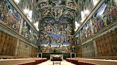 Des tables et des chaises sont alignées dans la chapelle Sixtine du Vatican en prévision du conclave, le 16 avril 2005