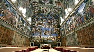 Des tables et des chaises sont alignées dans la chapelle Sixtine du Vatican en prévision du conclave, le 16 avril 2005