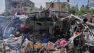 Palästinenser inspizieren den Ort eines Luftangriffs der israelischen Armee auf ein Zelt in Gaza-Stadt, Montag, 21. April 2025