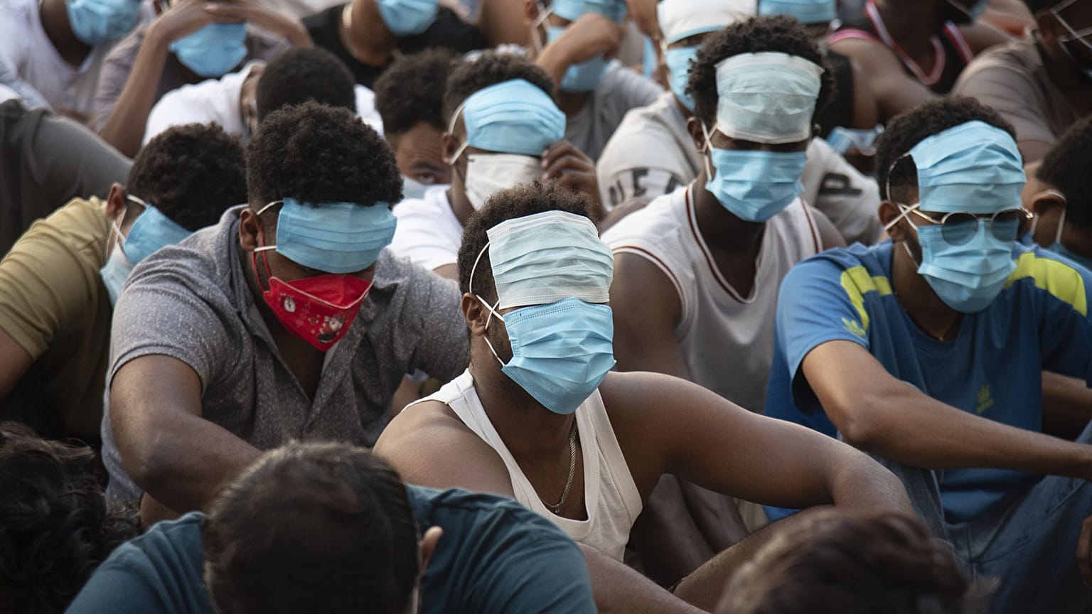 Pessoas da China, Vietname e Etiópia que se crê terem sido traficadas e forçadas a trabalhar em centros de burla no leste de Myanmar, 26 de fevereiro de 2025