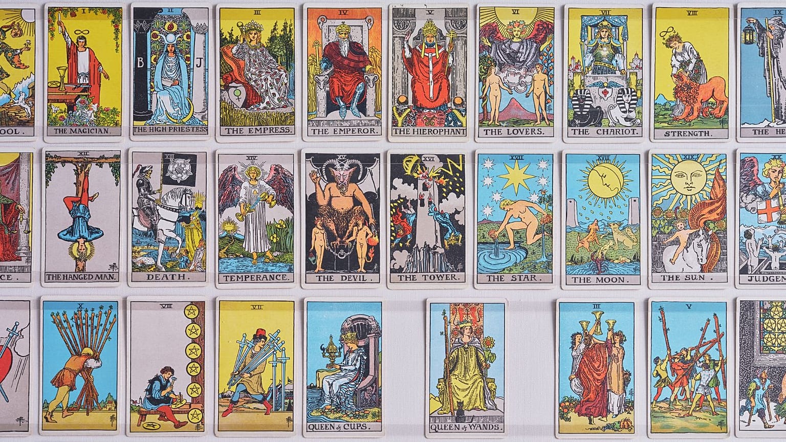 Una selección de cartas de la baraja de Tarot Rider-Waite. 