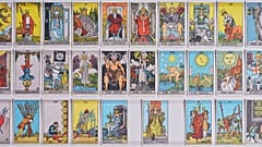 Una selección de cartas de la baraja de Tarot Rider-Waite. 