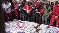 مشيّعون يحيطون بجثامين 8 من أفراد طواقم الإسعاف التابعة للهلال الأحمر الفلسطينيّ تم انتشالهم في رفح بعد أسبوع من مقتلهم برصاص القوات الإسرائيلية 