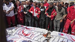 مشيّعون يحيطون بجثامين 8 من أفراد طواقم الإسعاف التابعة للهلال الأحمر الفلسطينيّ تم انتشالهم في رفح بعد أسبوع من مقتلهم برصاص القوات الإسرائيلية