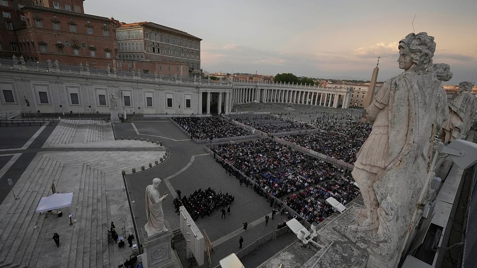Gläubige versammeln sich zu einem Rosenkranzgebet für den verstorbenen Papst Franziskus auf dem Petersplatz im Vatikan.