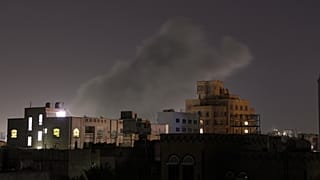 تصاعد الدخان من موقع تعرض لغارات جوية أمريكية في صنعاء باليمن، السبت 19 أبريل 2025