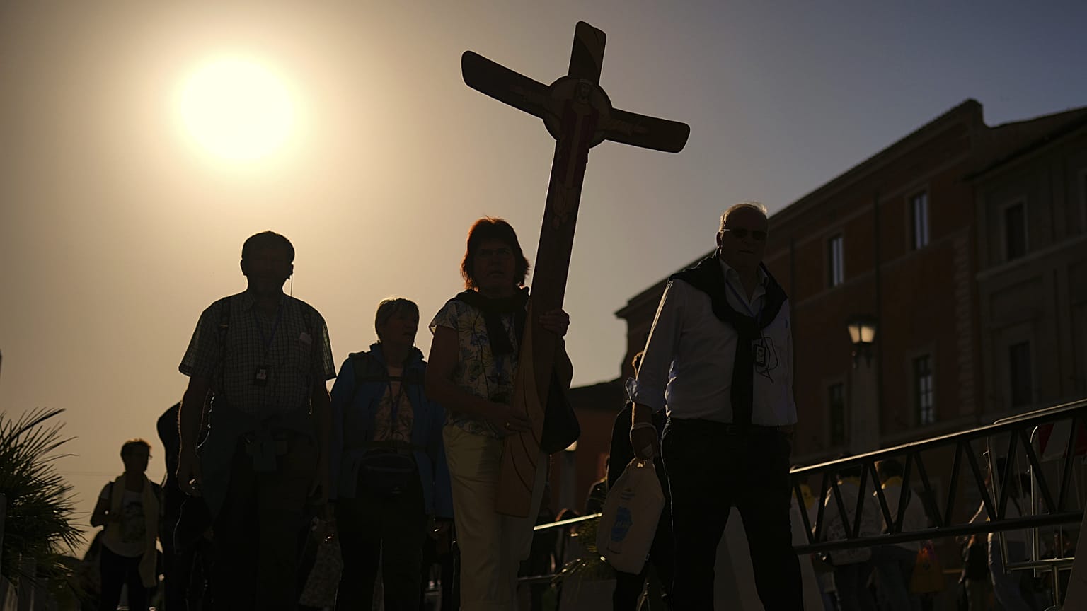 Pilgrims arrive in St. Peter's Square at the Vatican, 22 April, 2025