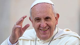 Papst Franziskus erteilt seinen Segen, als er zur wöchentlichen Generalaudienz auf dem Petersplatz eintrifft.