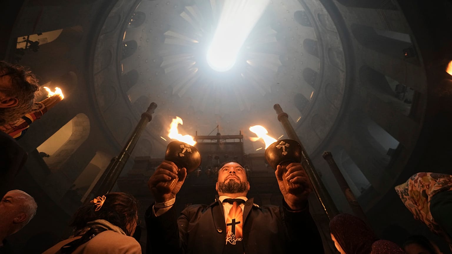 'Kutsal Ateş' ayini sırasında çekilmiş bir fotoğraf, 19 Nisan 2025