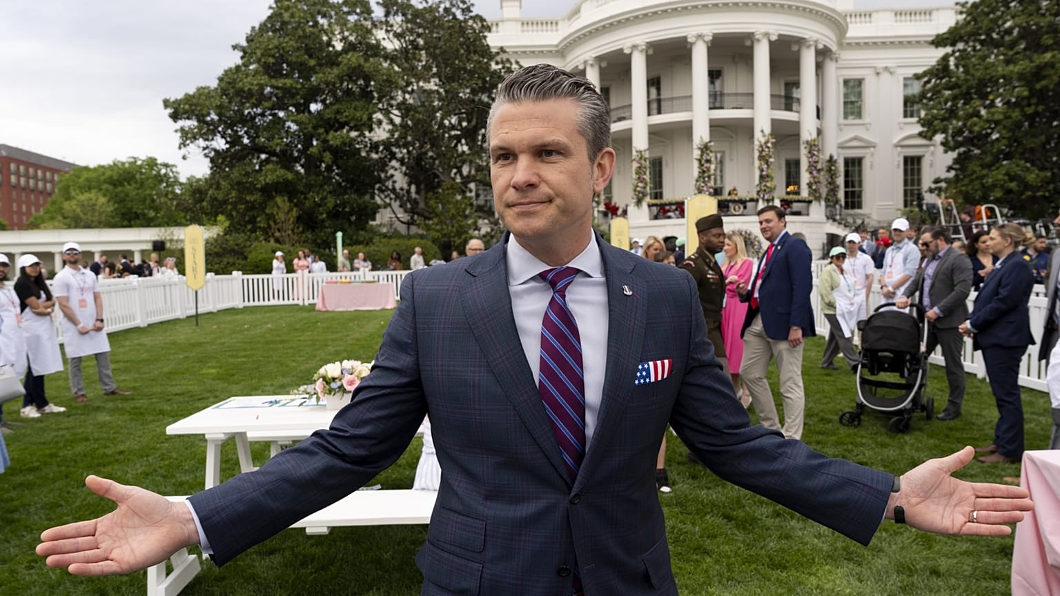 Pete Hegseth amerikai védelmi miniszter a Fehér Ház kertjében újságírókkal beszél