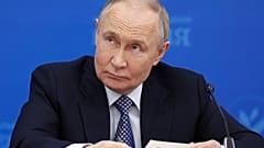 Der russische Präsident Wladimir Putin spricht auf dem Allrussischen Kommunalforum im Russia National Center in Moskau zu den Leitern der Gemeinden in den Gliedstaaten Russlands.