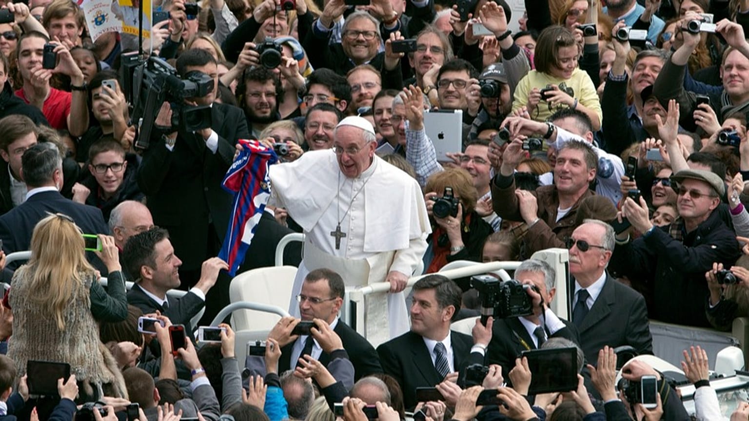 Papst Franziskus hält ein Fußballtrikot von San Lorenzo in der Hand, nachdem er seine erste Ostermesse auf dem Petersplatz im Vatikan gefeiert hat, 31. März 2013.